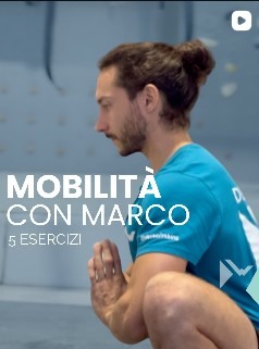 Copertina reel Instagram con istruttore Marco in posizione di squat su sfondo parete boulder grigia e testo "Mobilità con Marco 5 esercizi", contenuto social educativo creato da EasySocialMedia per Deva Climbing.